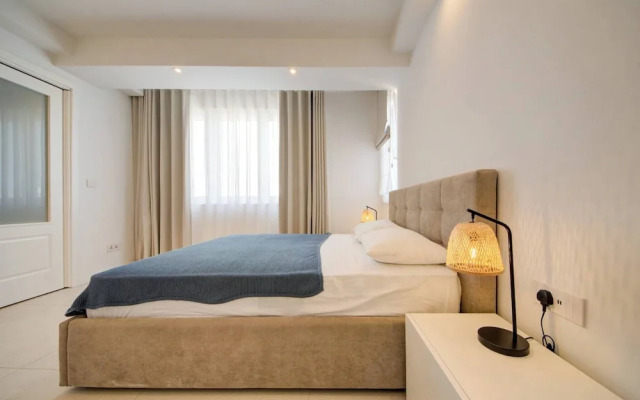 Luxury Penthouse With Private Pool and sea Views, Sleeps 6