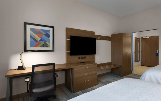 Holiday Inn Express & Suites Fayetteville South by IHG