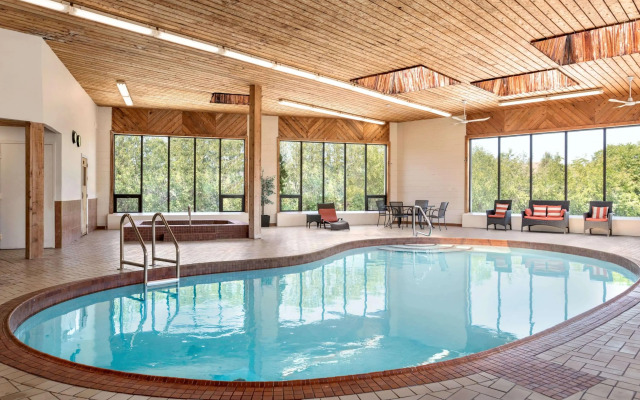 Travelodge Kingston LaSalle Hotel