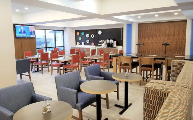 Holiday Inn Express & Suites Columbia - Two Notch