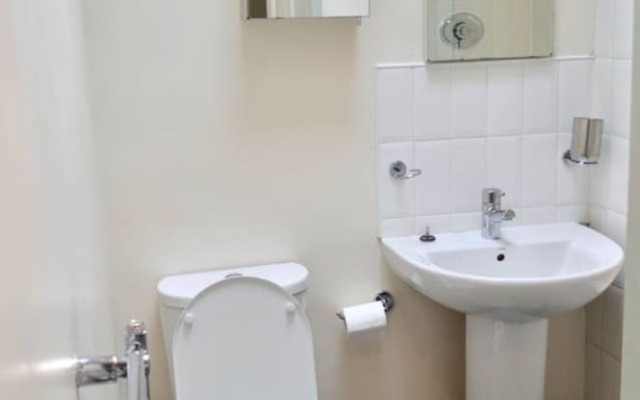 2 Bedroom Edinburgh Flat on Quiet Cobbled Street
