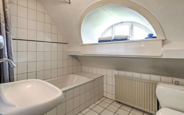 Lovely Chalet near Sea in Oostvoorne