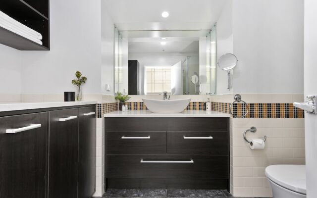 Renovated Apt with huge deck & car park