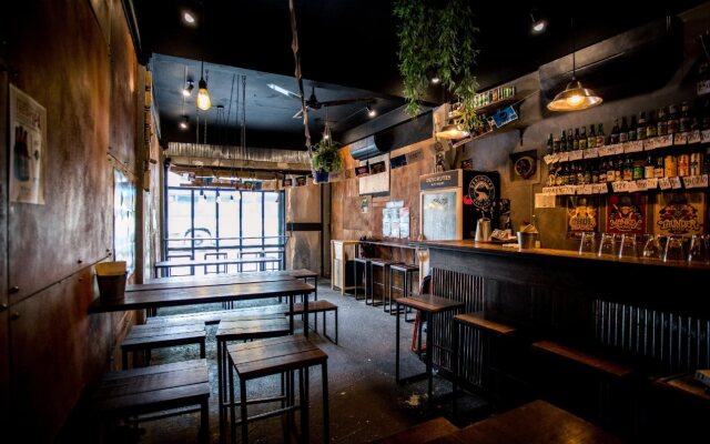 Sleepy Dealer Hostel Bar