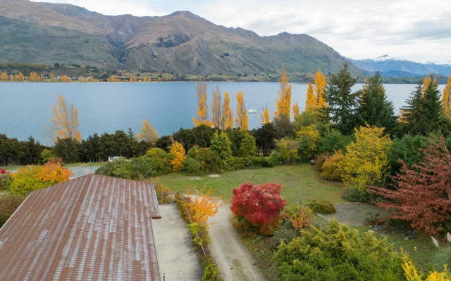 Lakeside Escape - Wanaka Holiday Bach