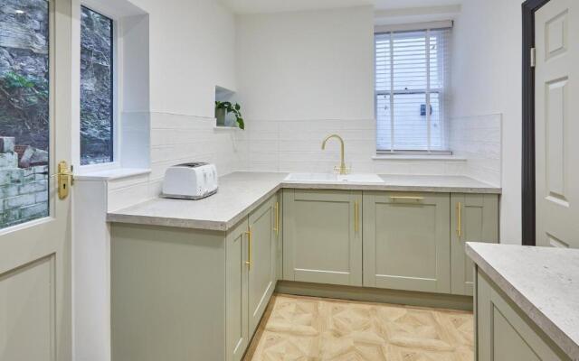 Host Stay Toffee Crackle House