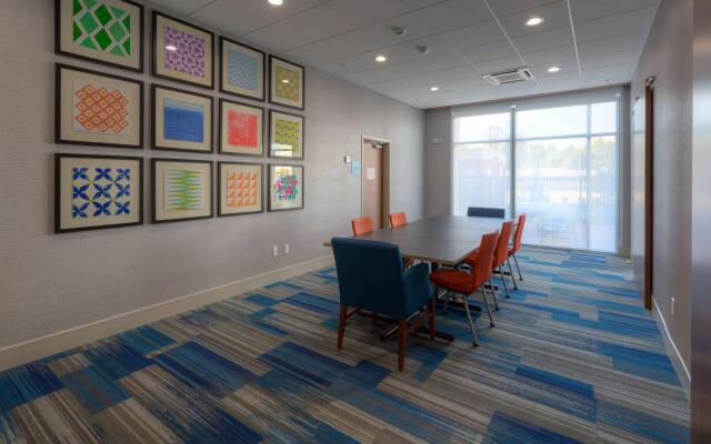 Holiday Inn Express & Suites Tulsa Midtown by IHG