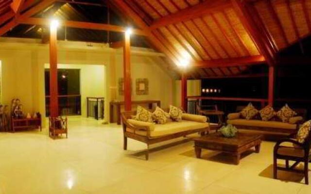 Water Edge Villa by Soscomma