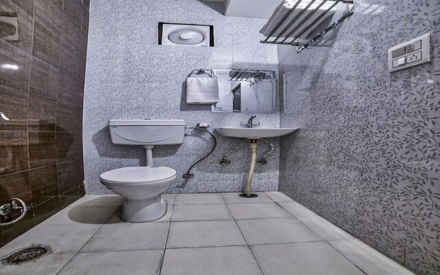 OYO 13637 Crown Residency