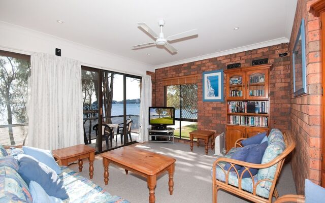 Crystal Waters, 2/79 Foreshore Drive