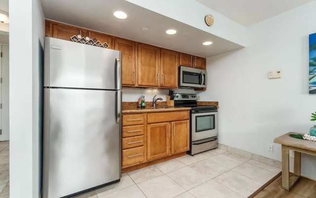 Royal Kahana 702 Studio Bedroom Condo by RedAwning
