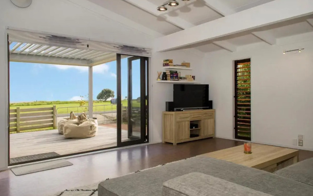 Beachside Beauty - Kuaotunu Holiday Home