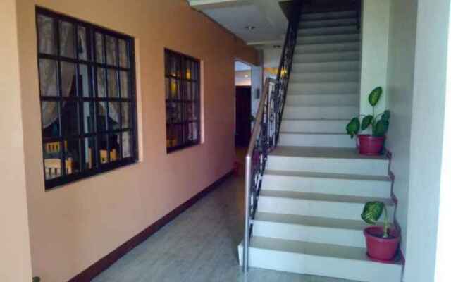 Avenue 5 Hotel