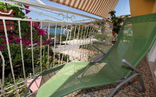 Apartment Laura - 20m from the sea A4 Trogir, Riviera Trogir