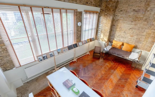 Tastefully Curated Mezzanine Studio Flat Hackney!