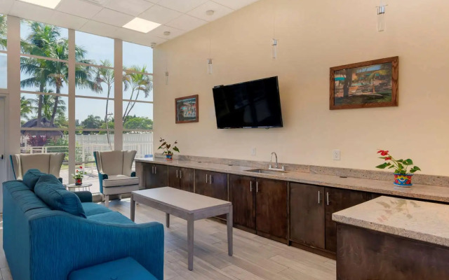 Downtown Hollywood Gardens Inn & Suites