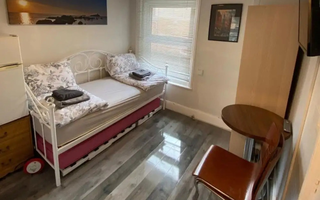 Studio Flat Yards From Bournemouth Beach