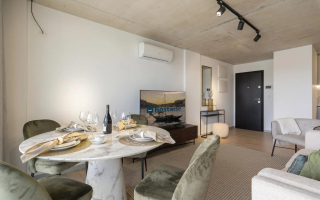 Luxurious Impressive Apartment - Balcony and Pool