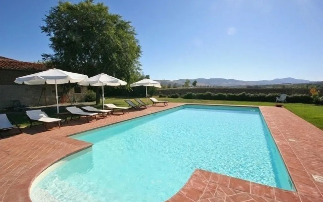 Spacious Farmhouse in Pienza with Swimming Pool