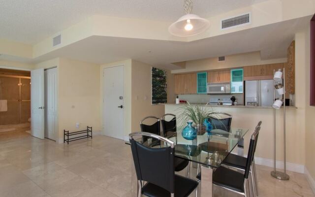 Stylish Modern 2bd 2bth Apt Near the Beach