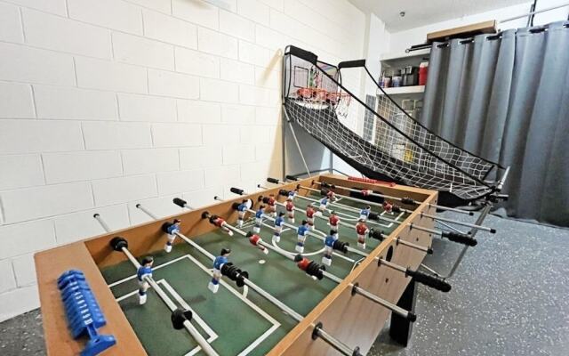 Hideaway Dream 6 Bedroom Home by RedAwning