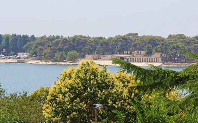 Apartment in Pula With Garden