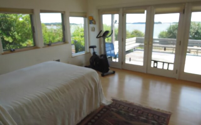 Oak Point Cottage - Three Bedroom Home