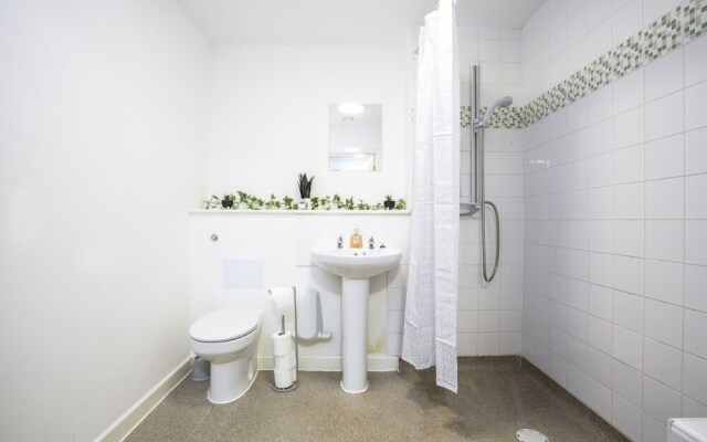 Large Apartment With Balcony Free Parking & Fast Wifi
