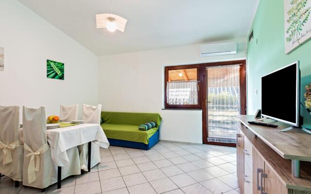 Beautiful Apartment in Jasenice Near Sea