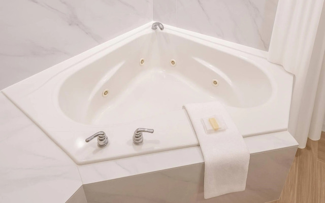 Travelodge by Wyndham Muskegon