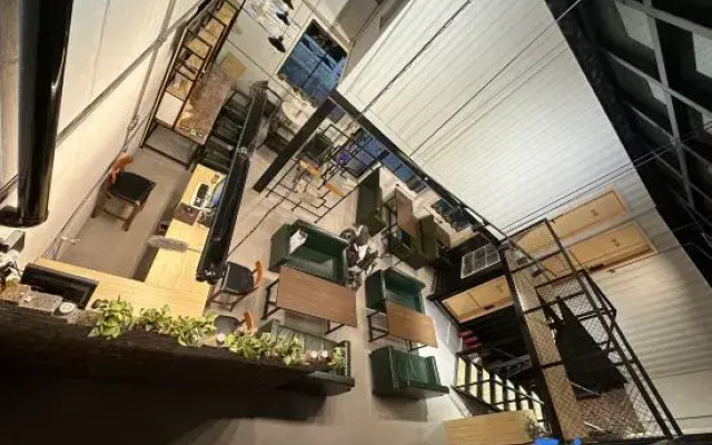 Unrestrained Youth Hostel