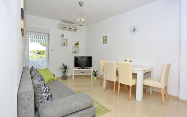 Spacious Apartment By The Beach