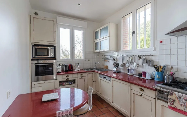 The Benervilloise Villa With its Feet in the Water