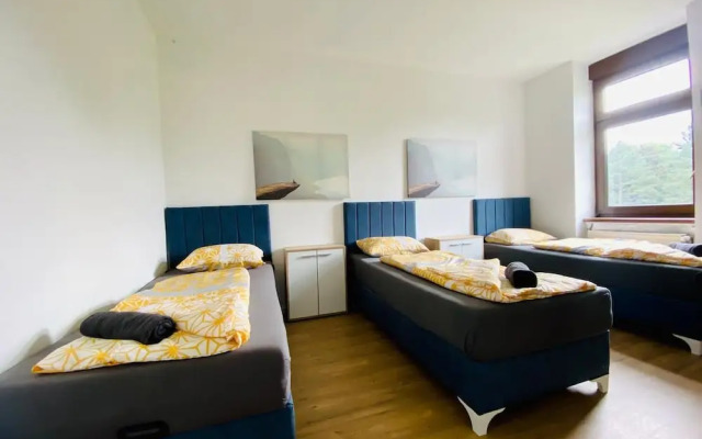 Spacious 4BR for 15 & 15 Min to Danube