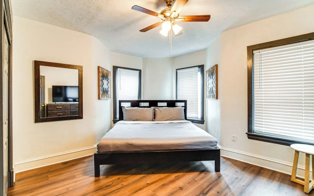 Walkable Location: Welcoming Unit in Omaha