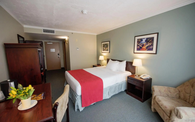 Harrison Lake Hotel
