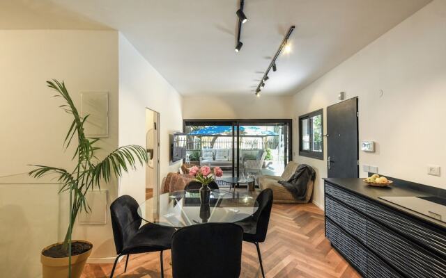 Stylish 3BR Apt with Patio in the City
