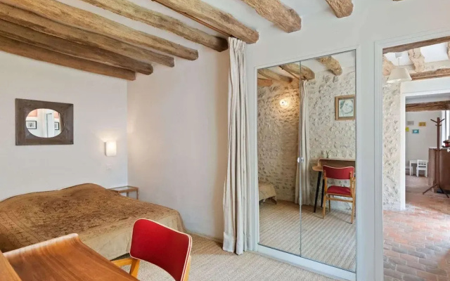 Charming Holiday Home in Yevre-la-Ville with Pool