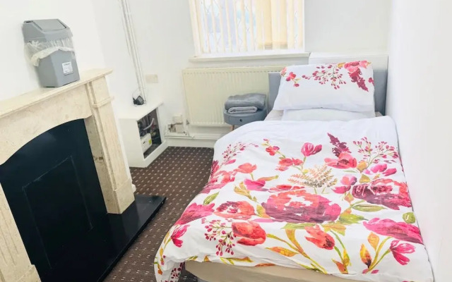 Weekend Escape- 4 Bedroom House in Stoke-on-trent