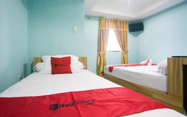RedDoorz near Mikie Holiday Funland Berastagi – Guest Rooms – Berastagi