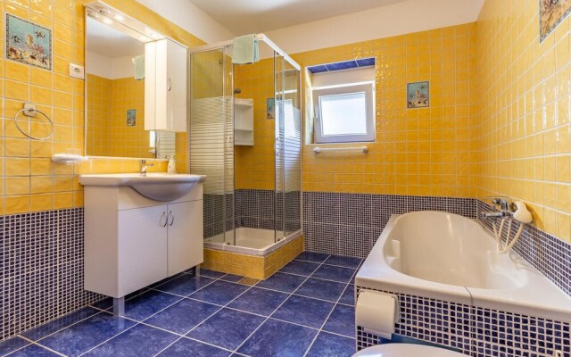 Amazing Home in Pomer With Wifi and 6 Bedrooms