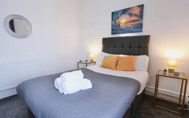 Charming 2-bed Home in Blackpool-central w Parking