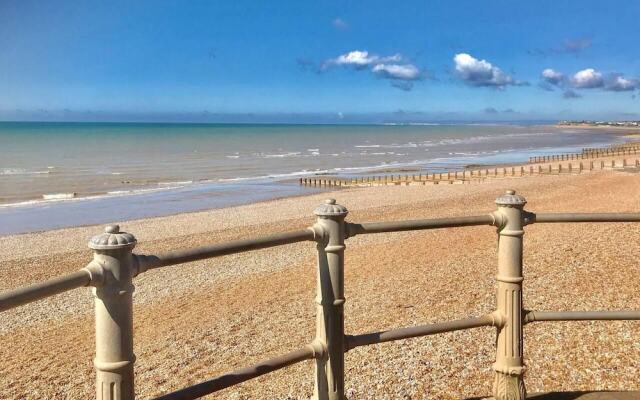 Beachfront Apartment With Woodburner & Courtyard