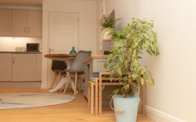 Crescent House Apartments