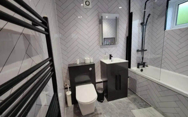 3 Bed House - Sleeps 7 - Garden - Parking - Wifi