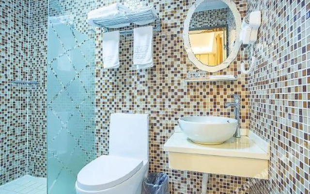 Shanghai Aishang Collection Hotel (Caohejing Hongmei Road Subway Station)
