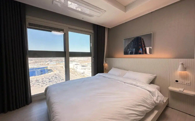 Y COLLECTION by UH FLAT OSIRIA