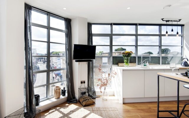 Panoramic Peckham Home by the Overground Station
