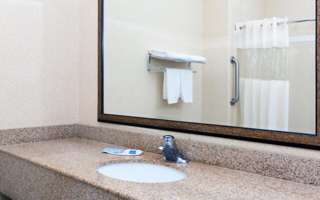 Howard Johnson by Wyndham Bakersfield