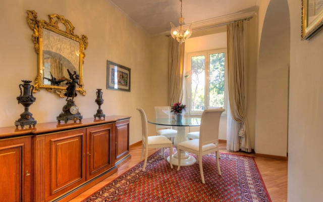 Spanish Steps Hills Apartment